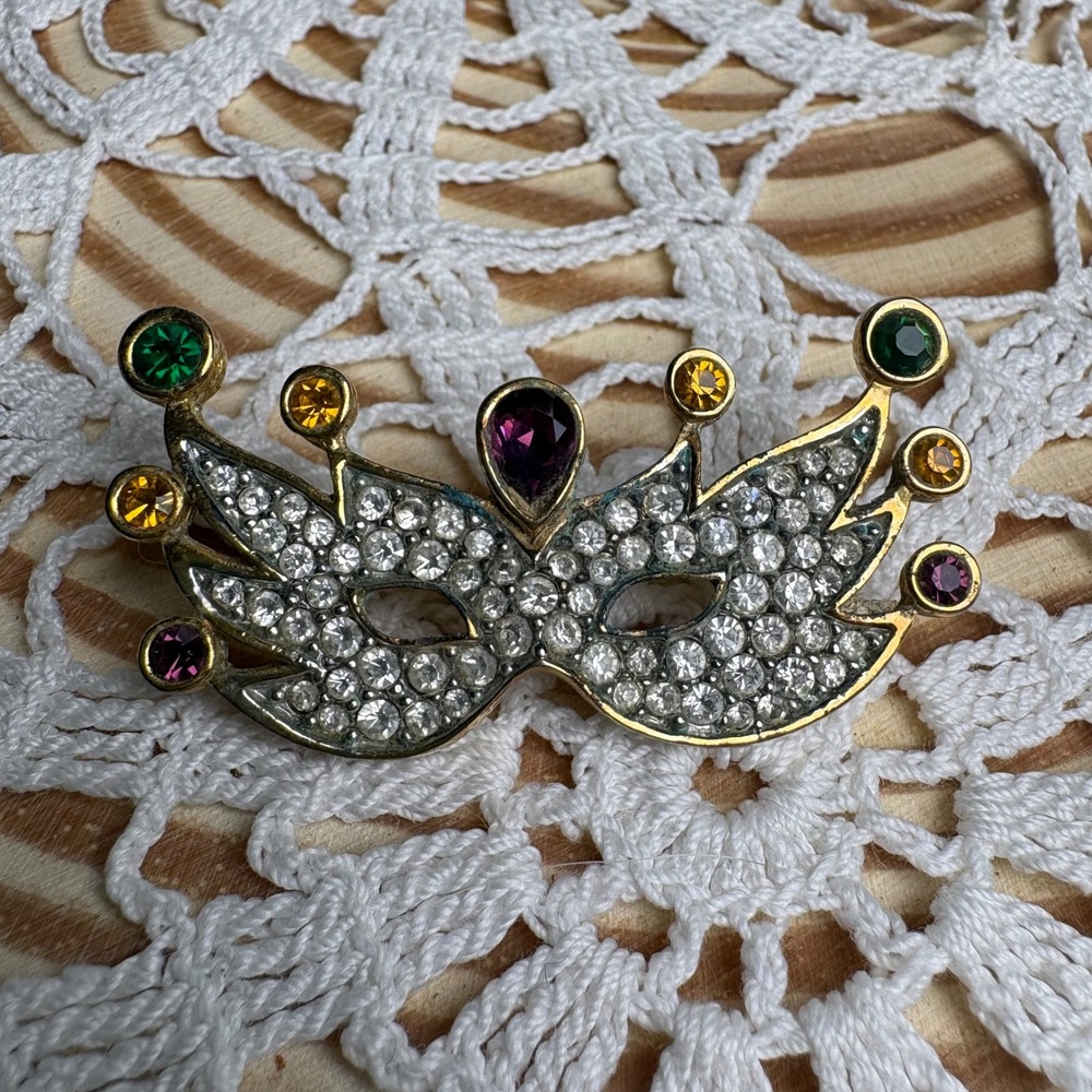 Vintage Unsigned Gold Toned Mardi Gras Mask Pin Brooch Masquerade Rhinestone